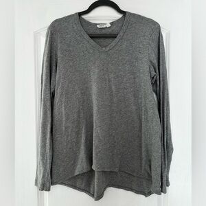 Wilt Long Sleeve V Neck Raw Shirttail, Gray Heather, Size Small